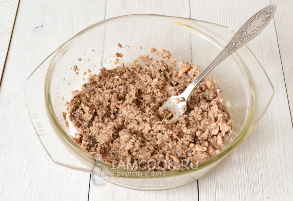 Размять рыбу вилкой