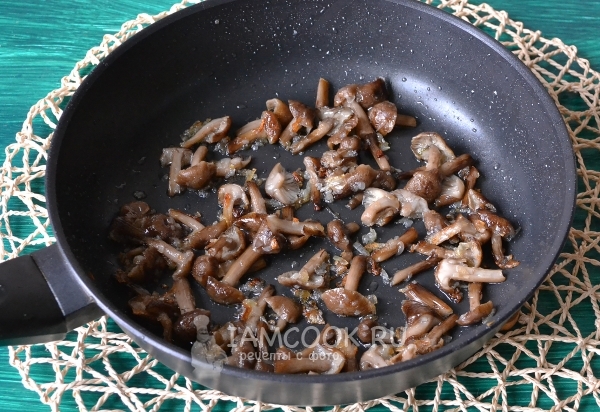 Обжарить грибы