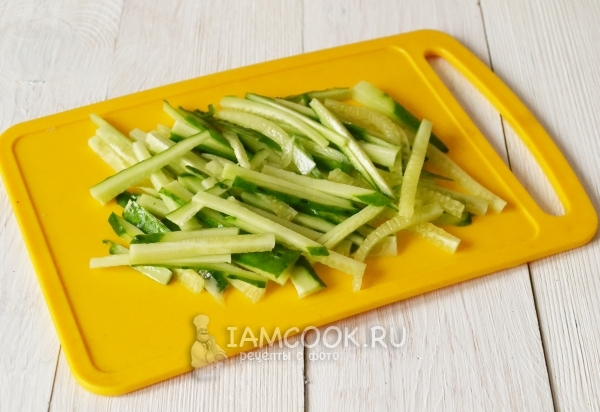 Порезать огурцы