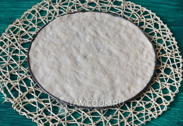 Выложить тесто в форму