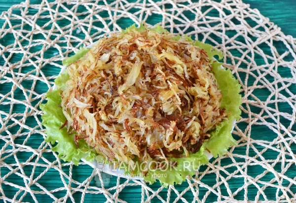 Выложить на салат картофель