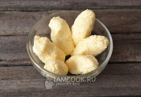 Слепить сырные полосочки