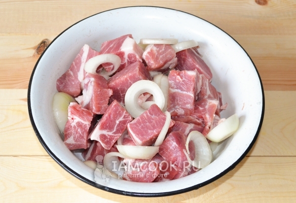 Соединить лук с мясом