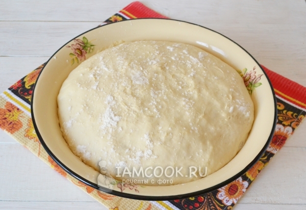 Присыпать тесто мукой