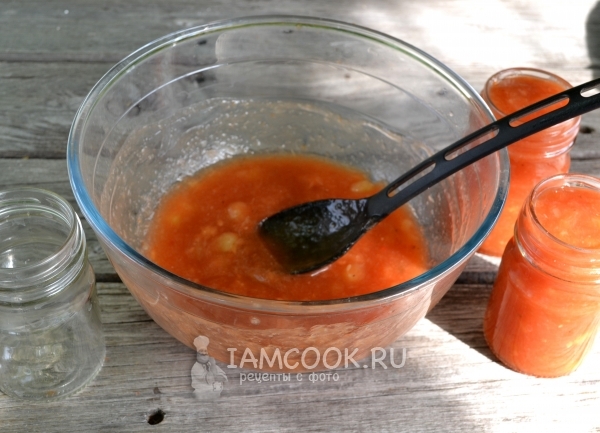 Разложить кетчуп по банкам