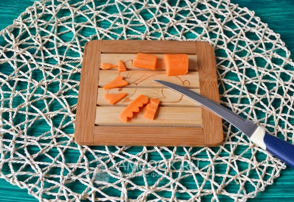 Вырезать из моркови заготовки