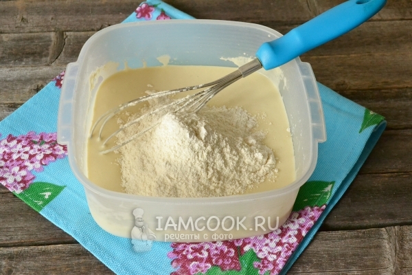 Всыпать в тесто муку