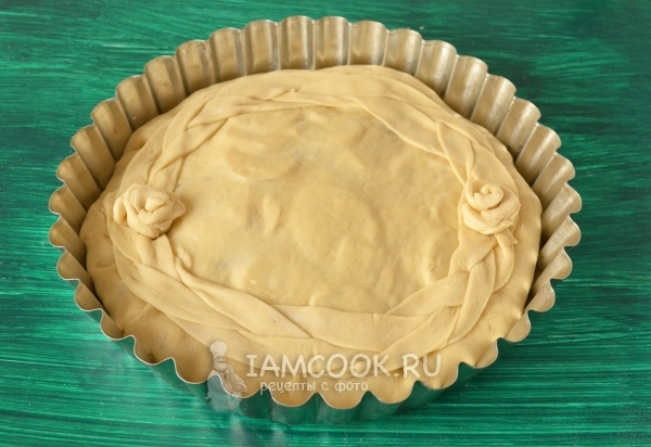 Накрыть начинку тестом