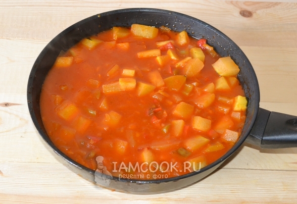 Потушить овощи в томате