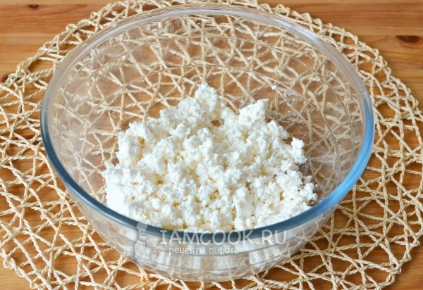 Положить в миску творог