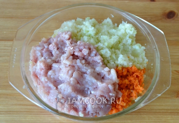 Перекрутить мясо, капусту и морковь