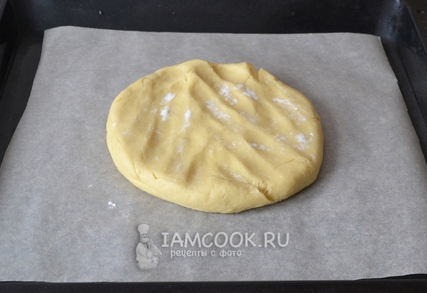 Расплющили половину теста на противне