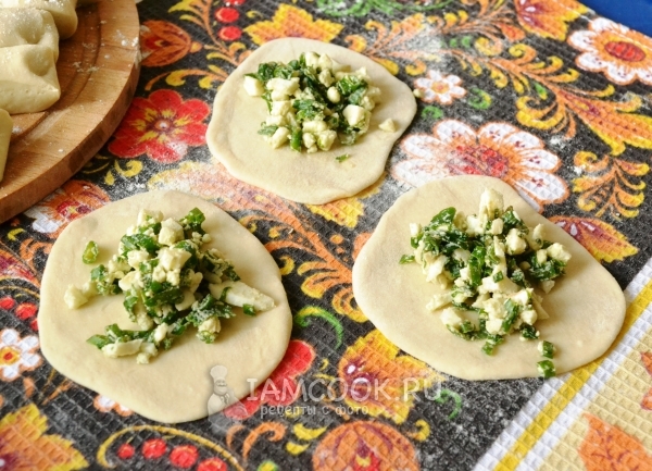 Положить на тесто начинку