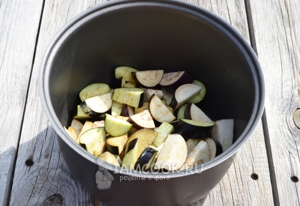 Положить баклажаны в мультиварку