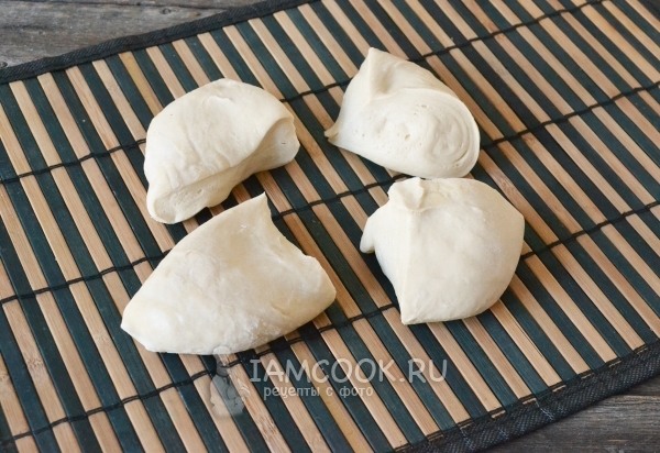 Разделили тесто на 4 части