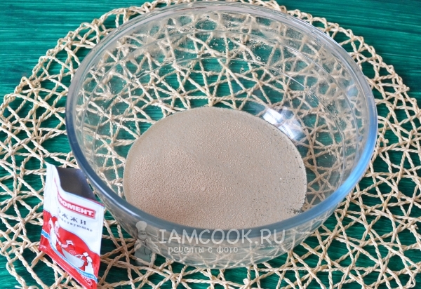 Всыпать дрожжи в воду