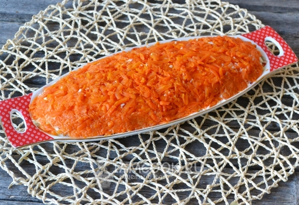 Положить слой моркови