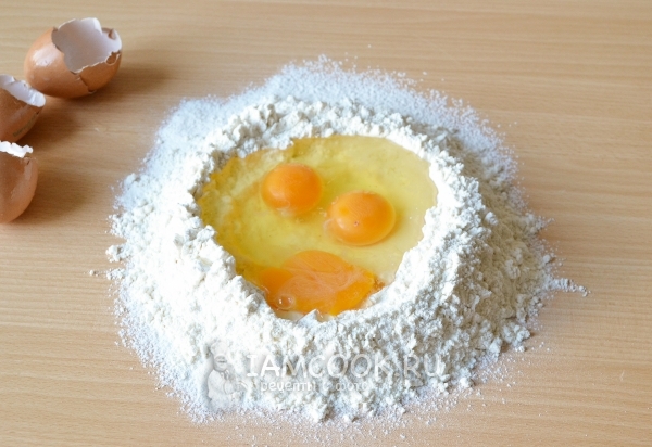 Вбить в муку яйца