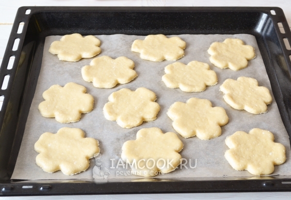 Положить заготовки на противень