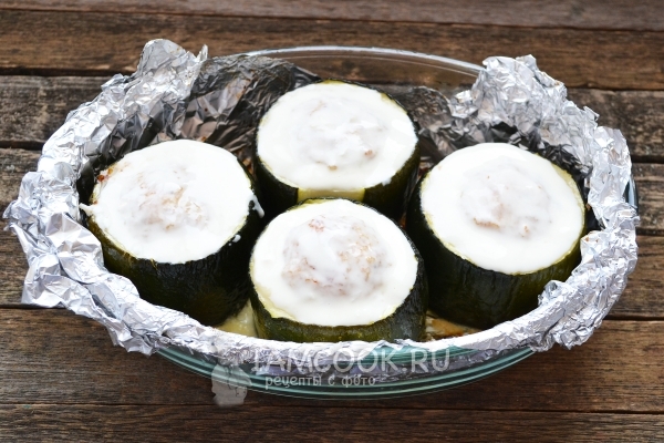 Смазать кабачки сметаной