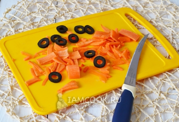 Порезать морковь и оливки