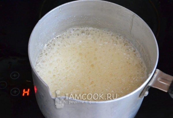 Вскипятить мед с сахаром
