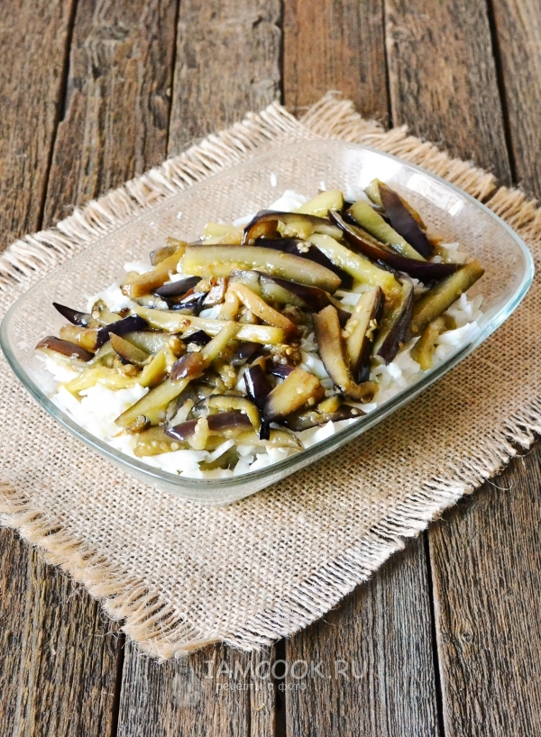 Положить на белки баклажаны