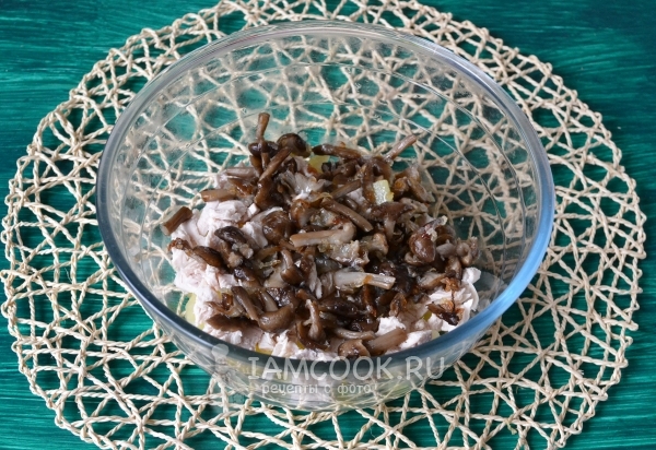 Положить грибы