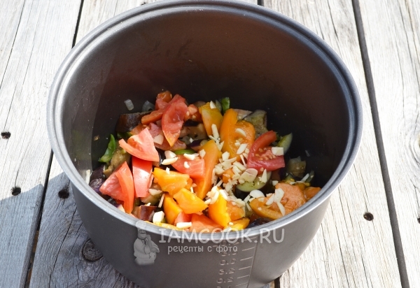 Добавить чеснок и помидоры