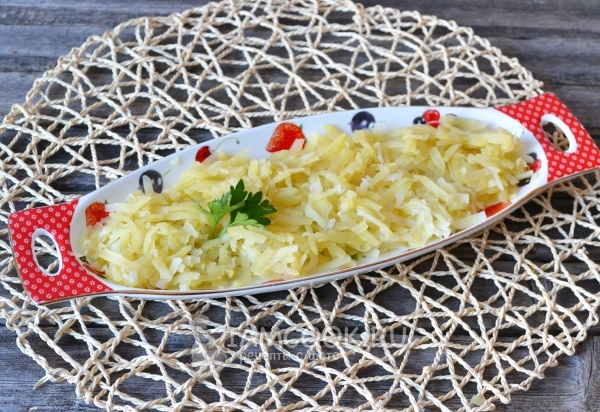 Выложить слой картофеля