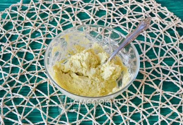 Смешать желтки с чесноком, майонезом и солью