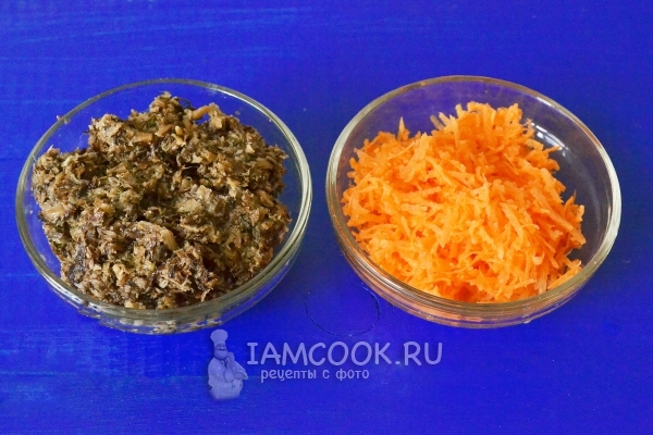 Измельчить грибы и морковь