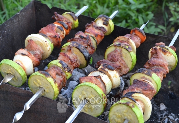 Рецепт свиного шашлыка с овощами на углях