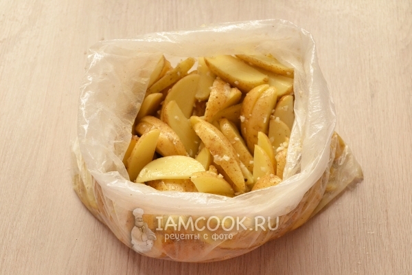 Положить чеснок к картофелю