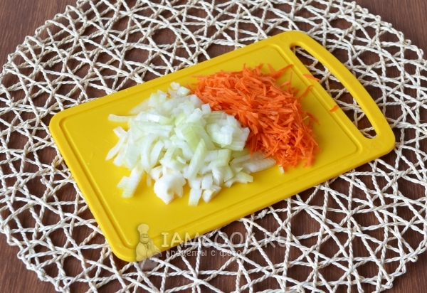 Натереть морковь и порезать лук