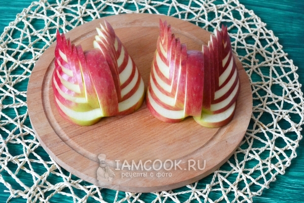 Выложить крылья на туловище лебедя