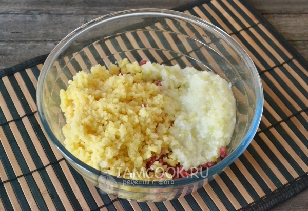 Прокрутили через мясорубку лук и картошку