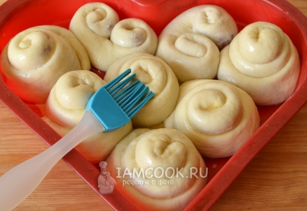 Смазать тесто желтком