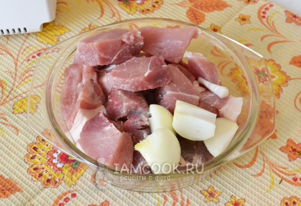 Порезать мясо и лук