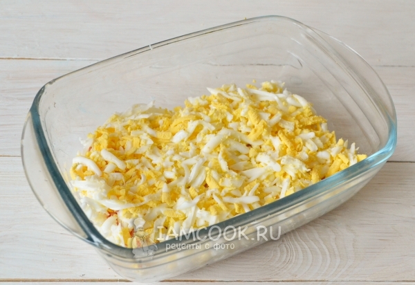 Положить слой яиц