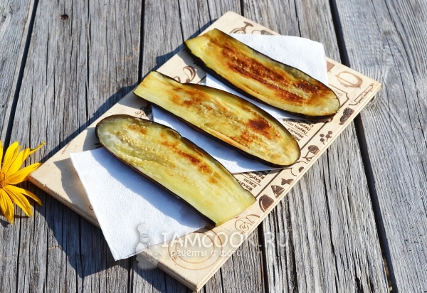 Выложить баклажаны на салфетку