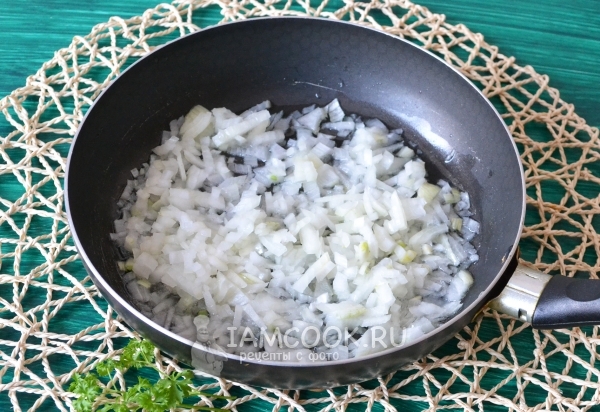 Положить лук на сковороду