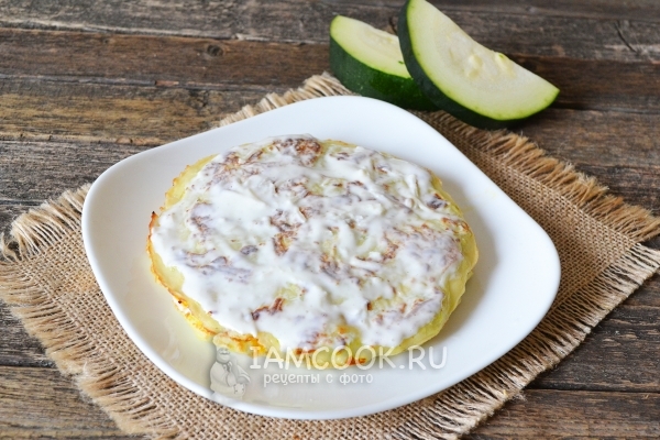 Смазать блинчик сметаной с чесноком