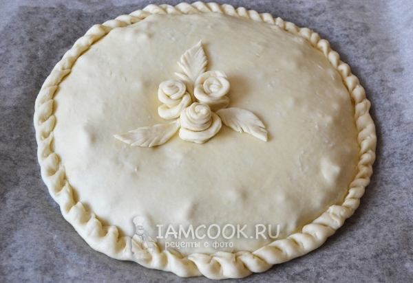 Украсить пирог розочками из теста