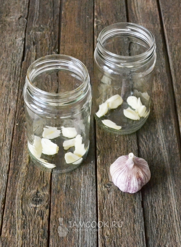 Положить на дно банки чеснок