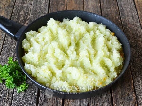 Положить кабачки к луку с морковью