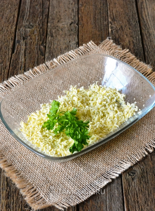 Натереть на терке желток