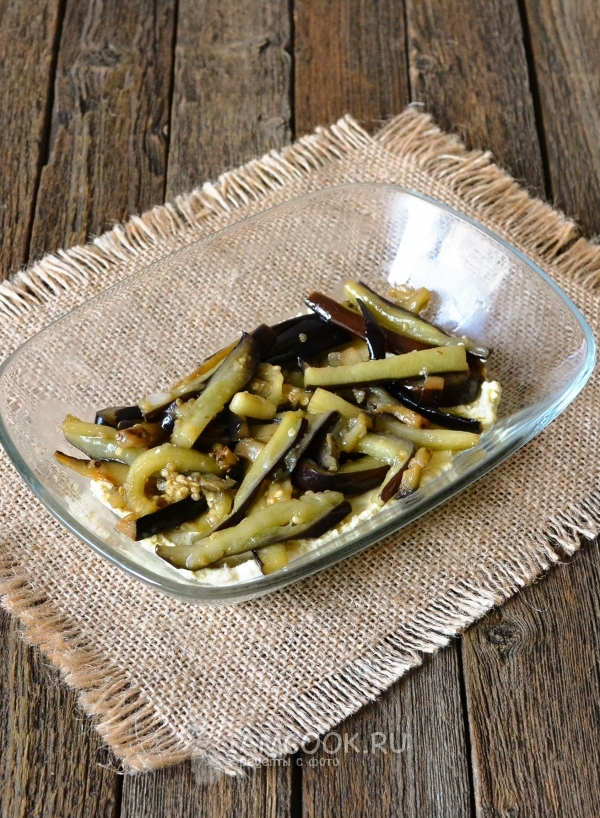 Положить слой баклажанов