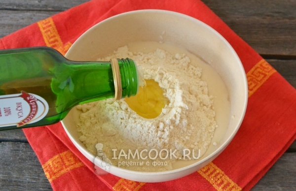 Влить масло