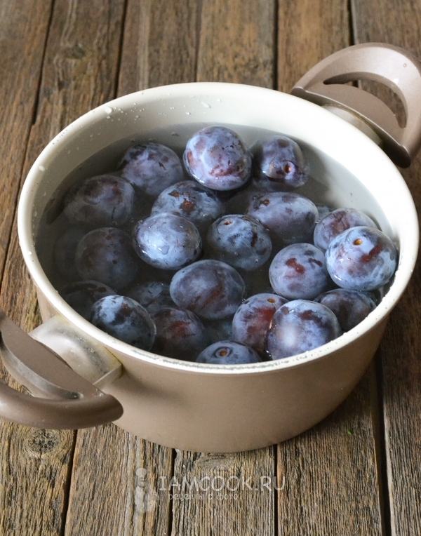 Сливы в кастрюле
